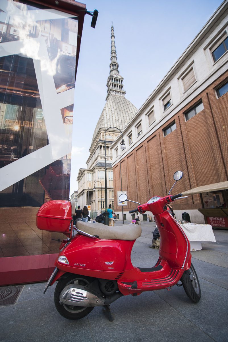 Vespa davanti alla Mole Antonelliana